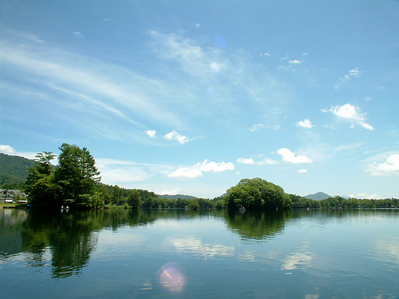湖に映る青空