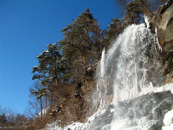 雪の中の滝